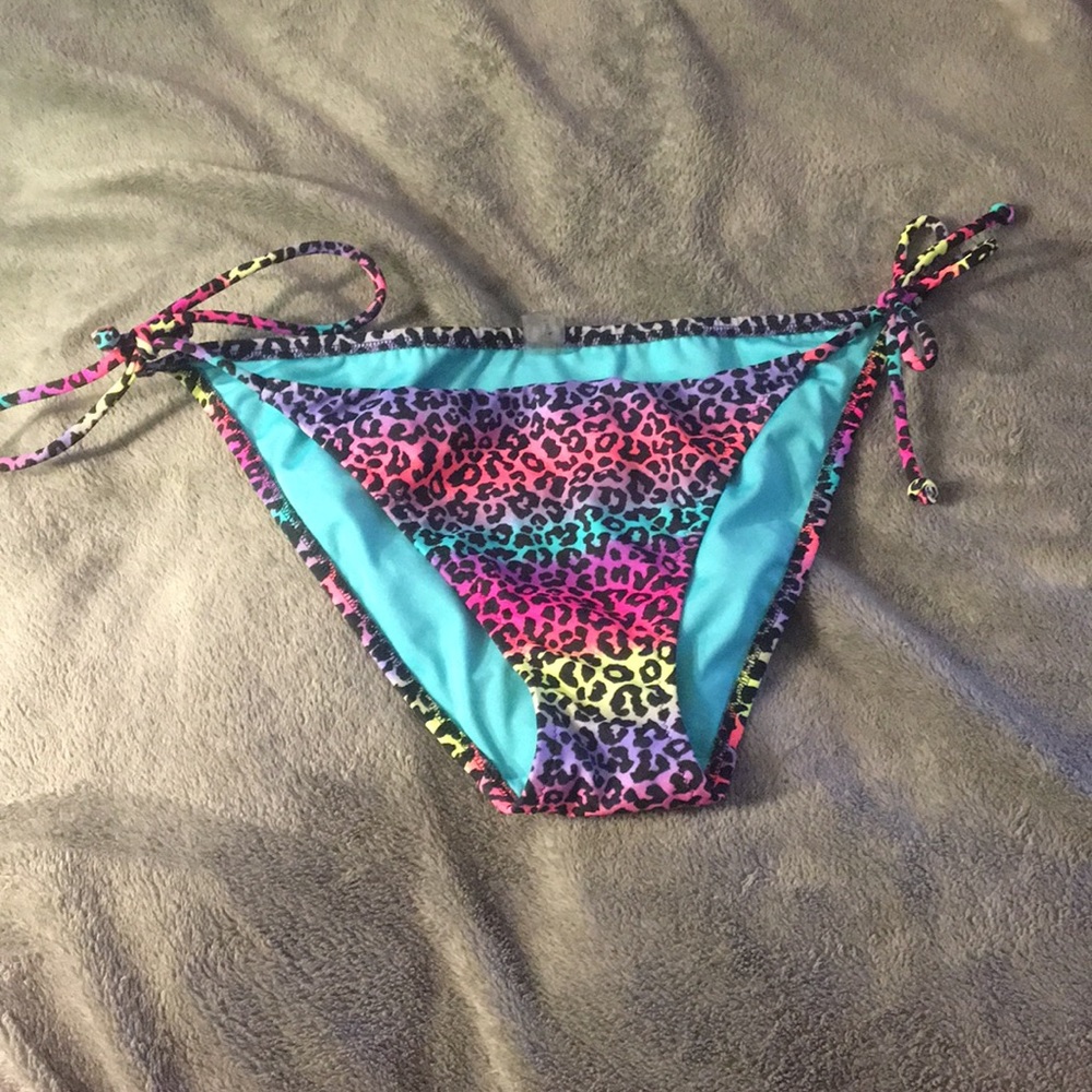VS bikini bottoms in leopard print. Great shape.